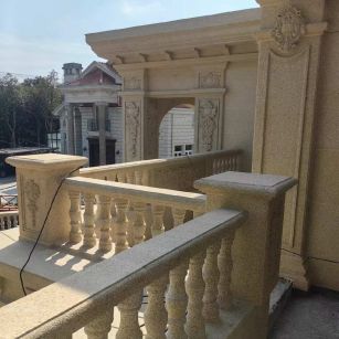 延安 黄金麻别墅外墙干挂雕花配合阳台栏杆花瓶柱