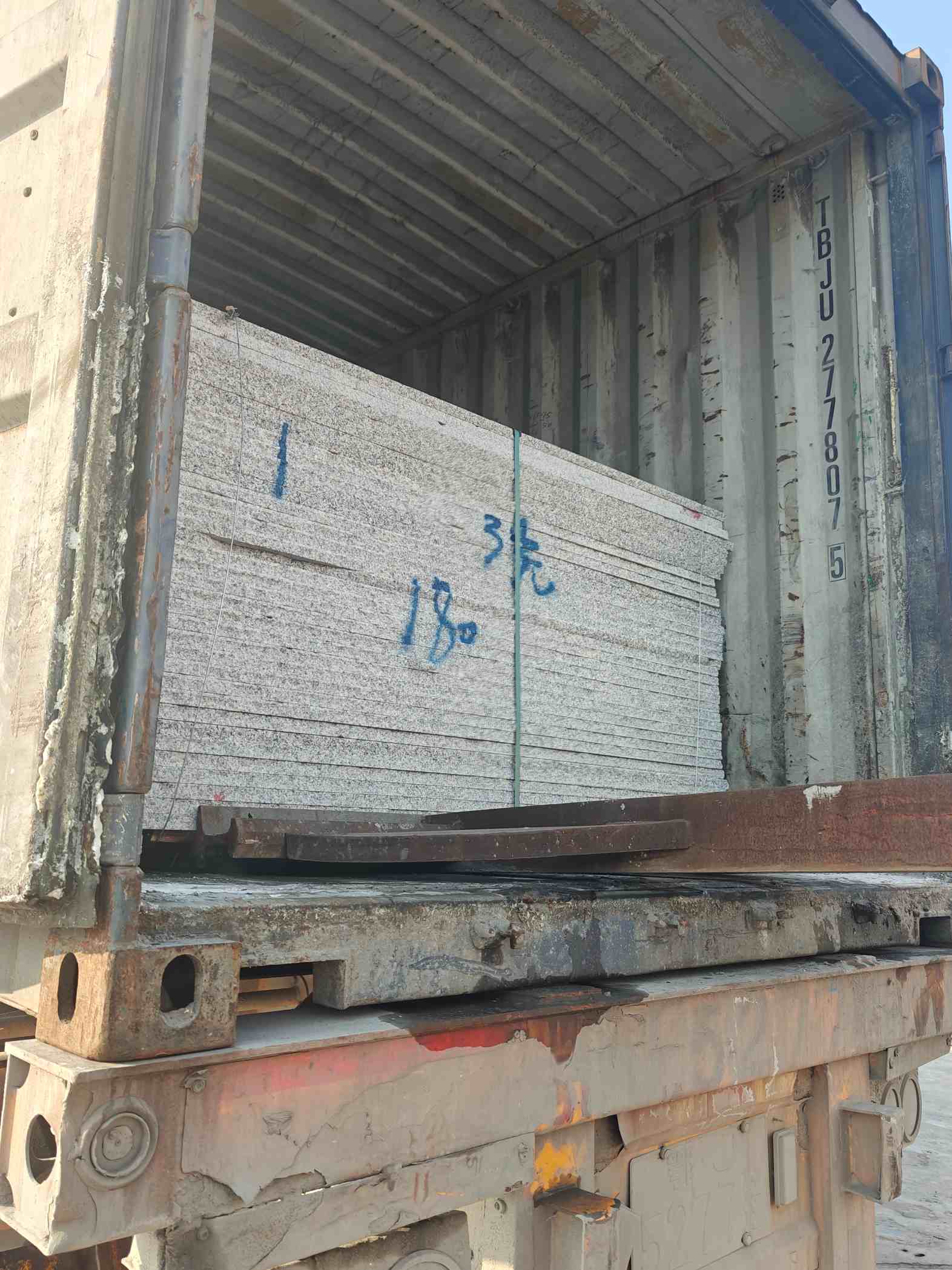 延安 芝麻白花岗岩石材3.0公分光面毛板装柜出货