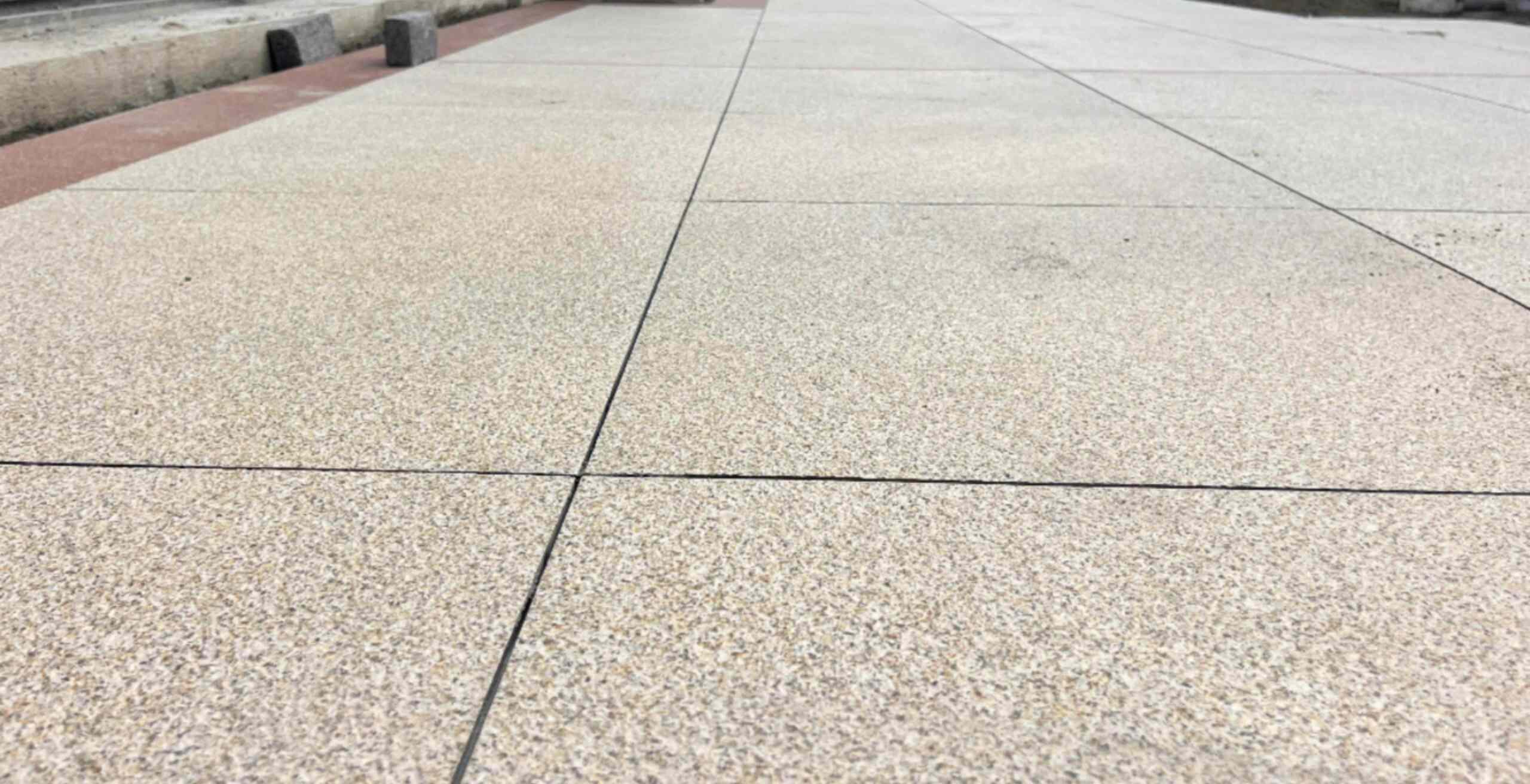 延安 黄金麻花岗岩石板材荔枝面地面铺装效果