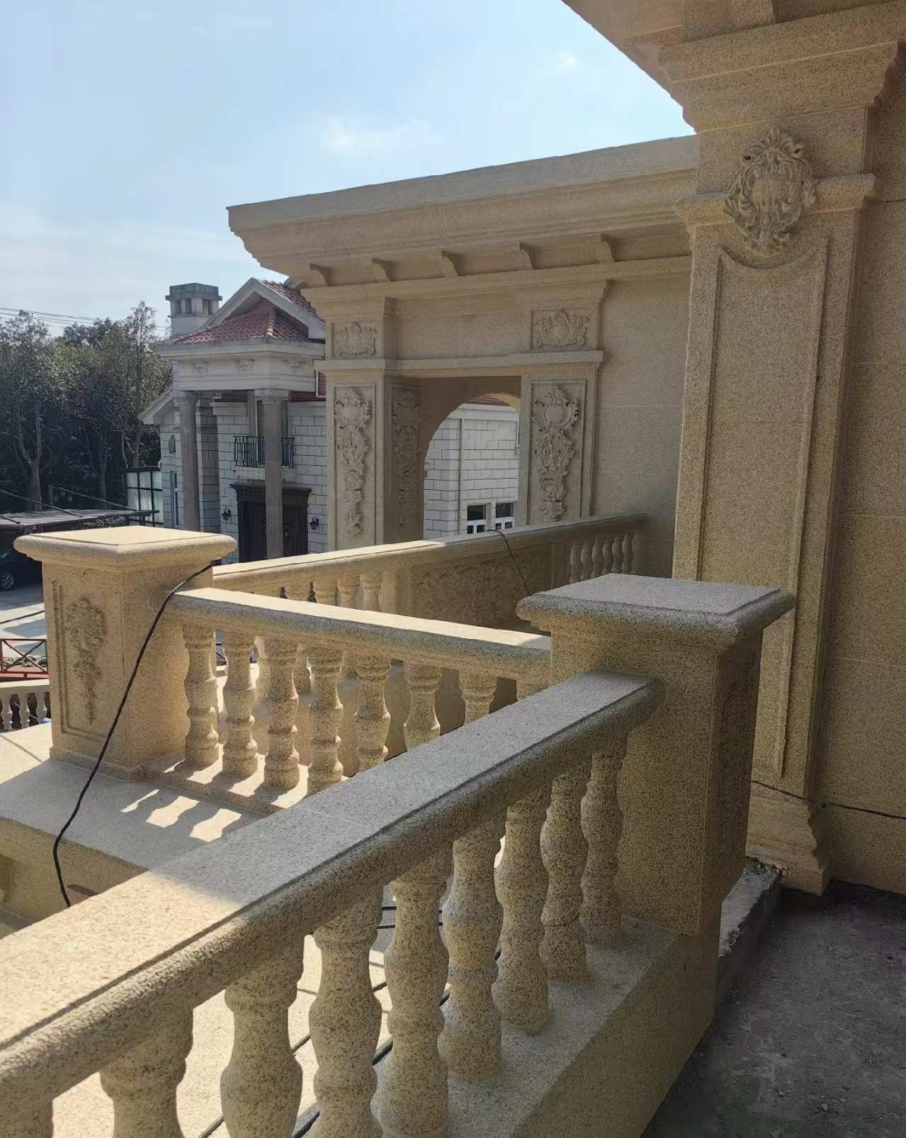 延安 黄金麻别墅外墙干挂雕花配合阳台栏杆花瓶柱