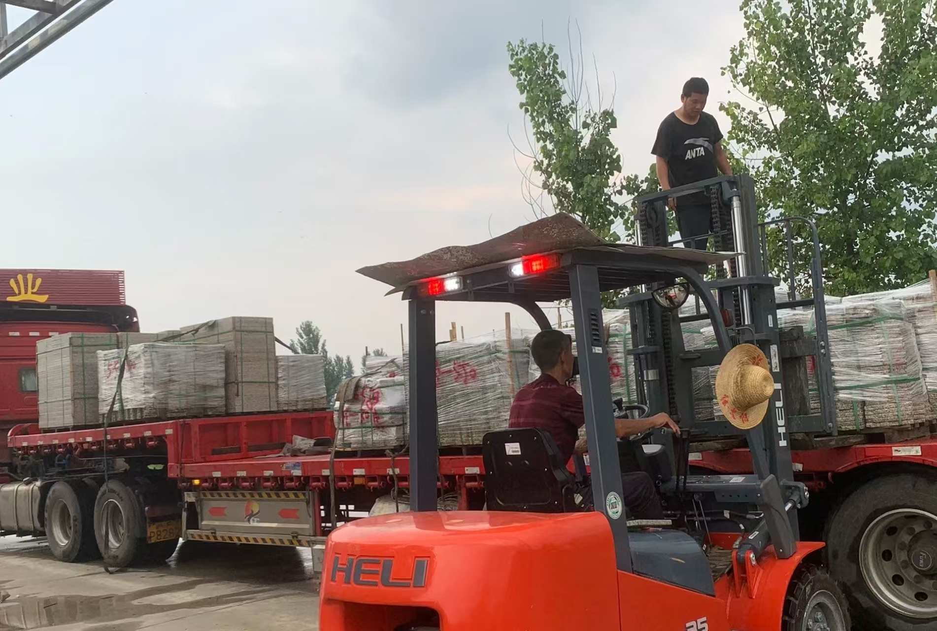 延安 黄金麻冰裂纹，地铺石装车