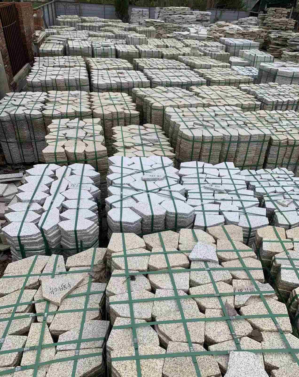 延安 黄金麻白麻花岗岩荔枝面地铺石(冰裂纹)