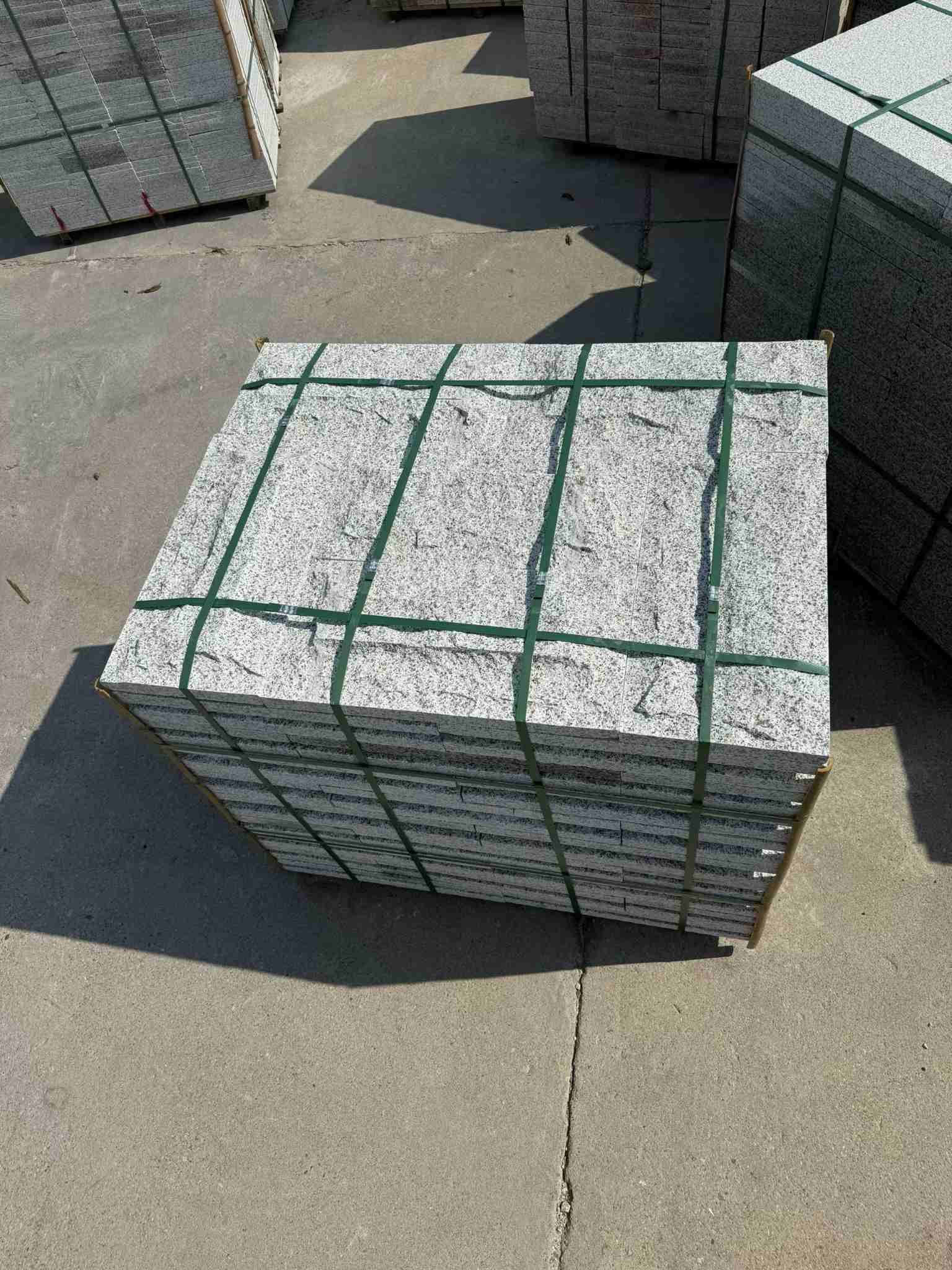 延安 白麻花岗岩石材自然面蘑菇石成品