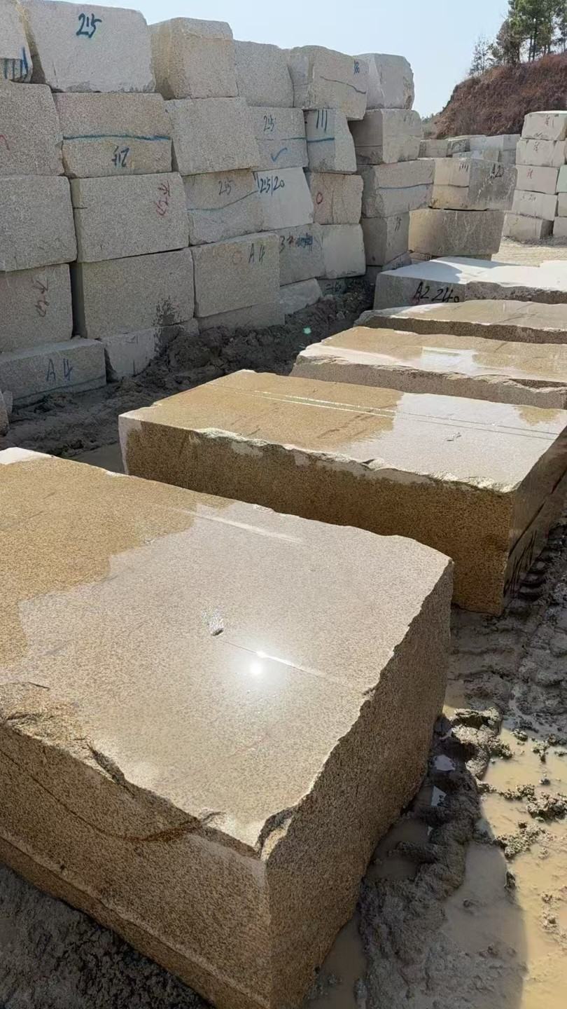 延安 黄金麻方料堆场洗料分选中，原材料充足