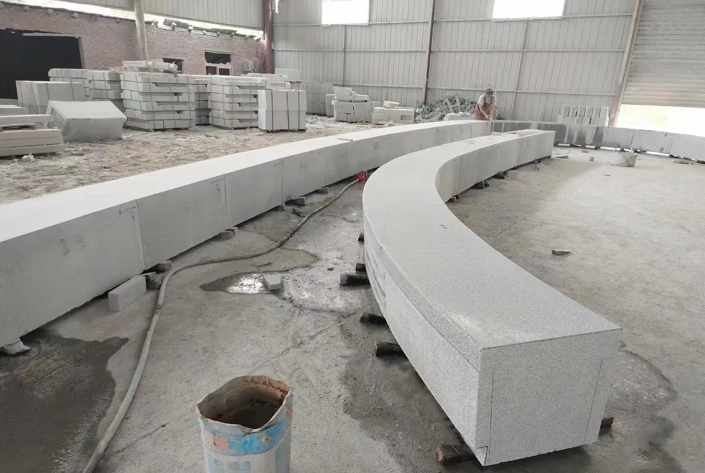 延安芝麻白花岗岩石板材 园林光面弧形坐凳