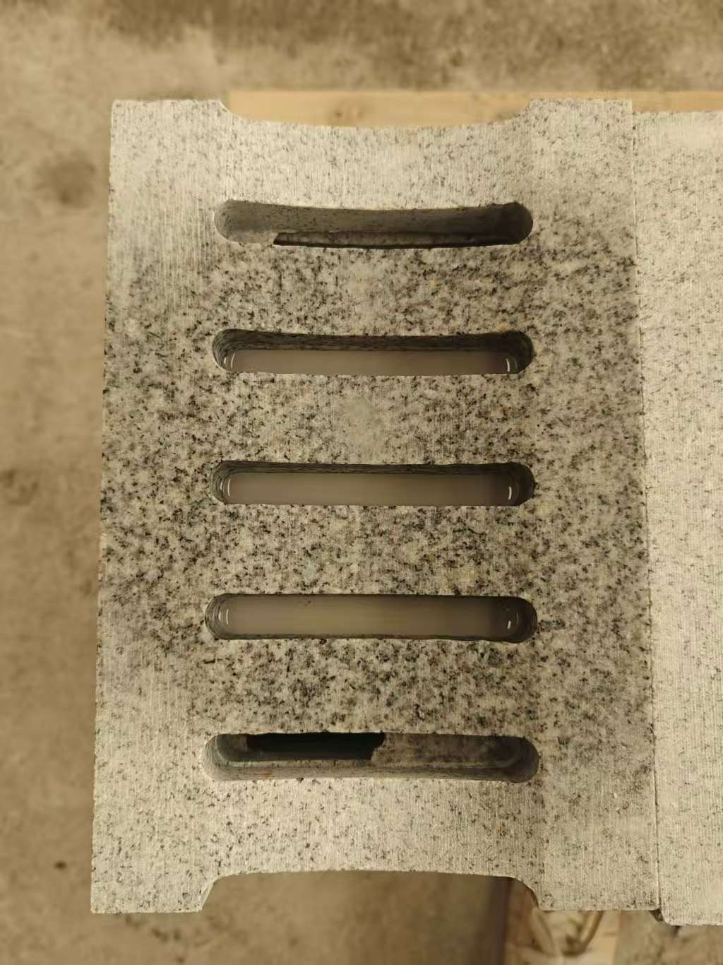 延安 芝麻白拉丝面花岗岩U型开槽排水槽