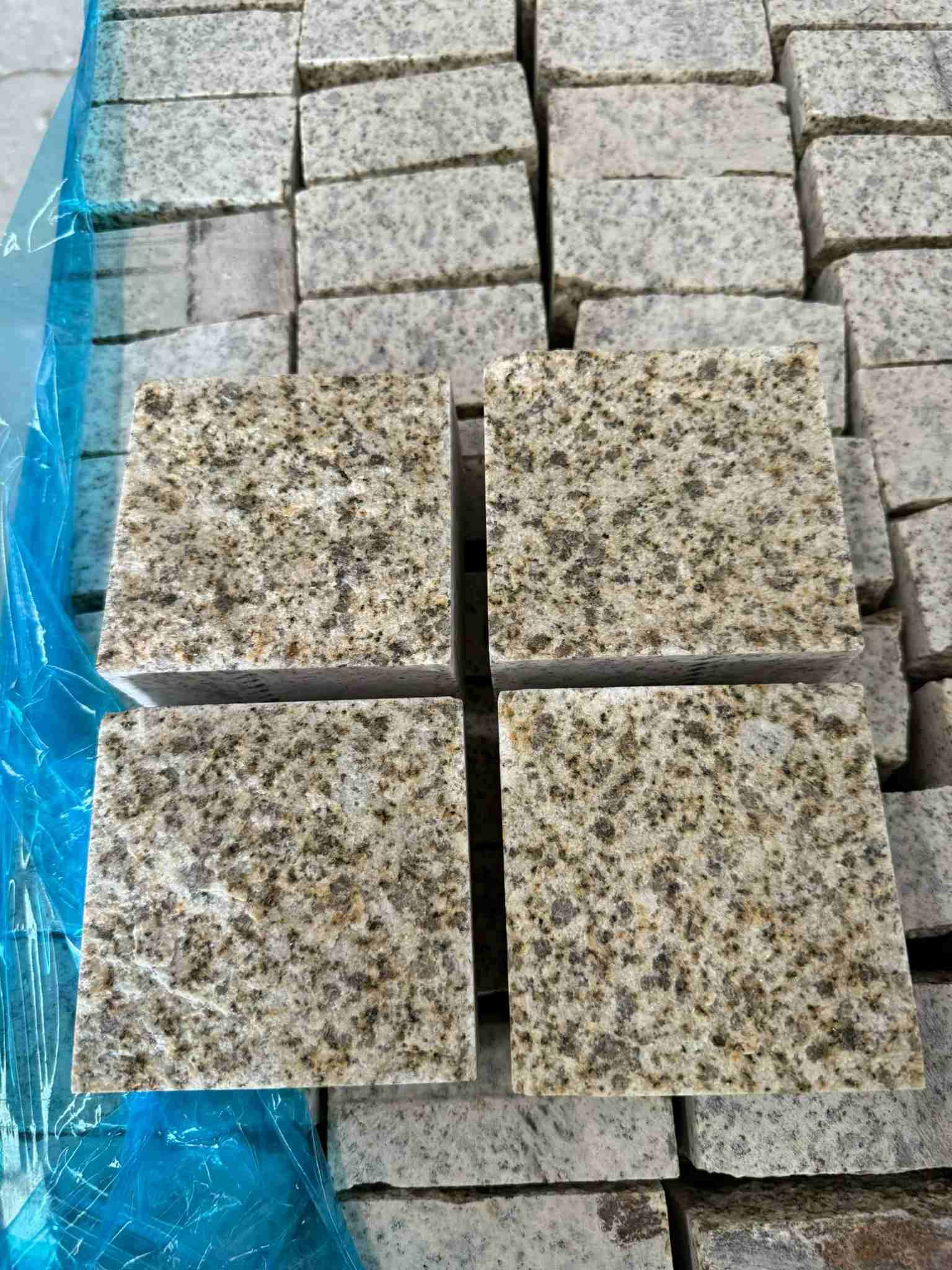 延安 黄金麻花岗岩自然面小方块，弹石，马蹄石等