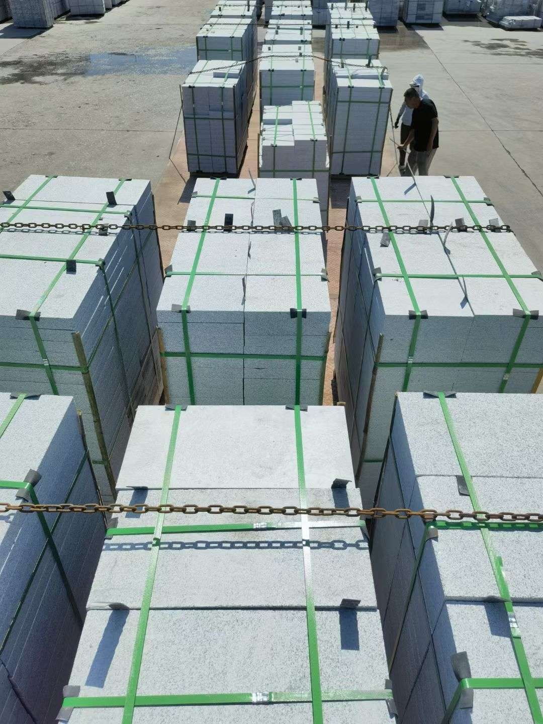 延安 芝麻白花岗岩5公分地铺石 花岗岩厂家工厂装车日常