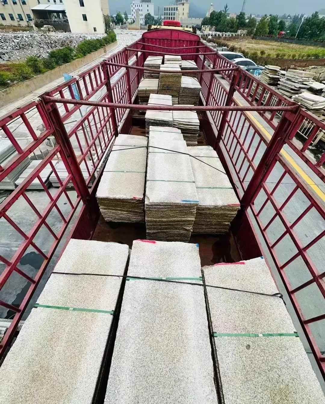 延安 黄金麻花岗岩荔枝面，光面毛板装车完成