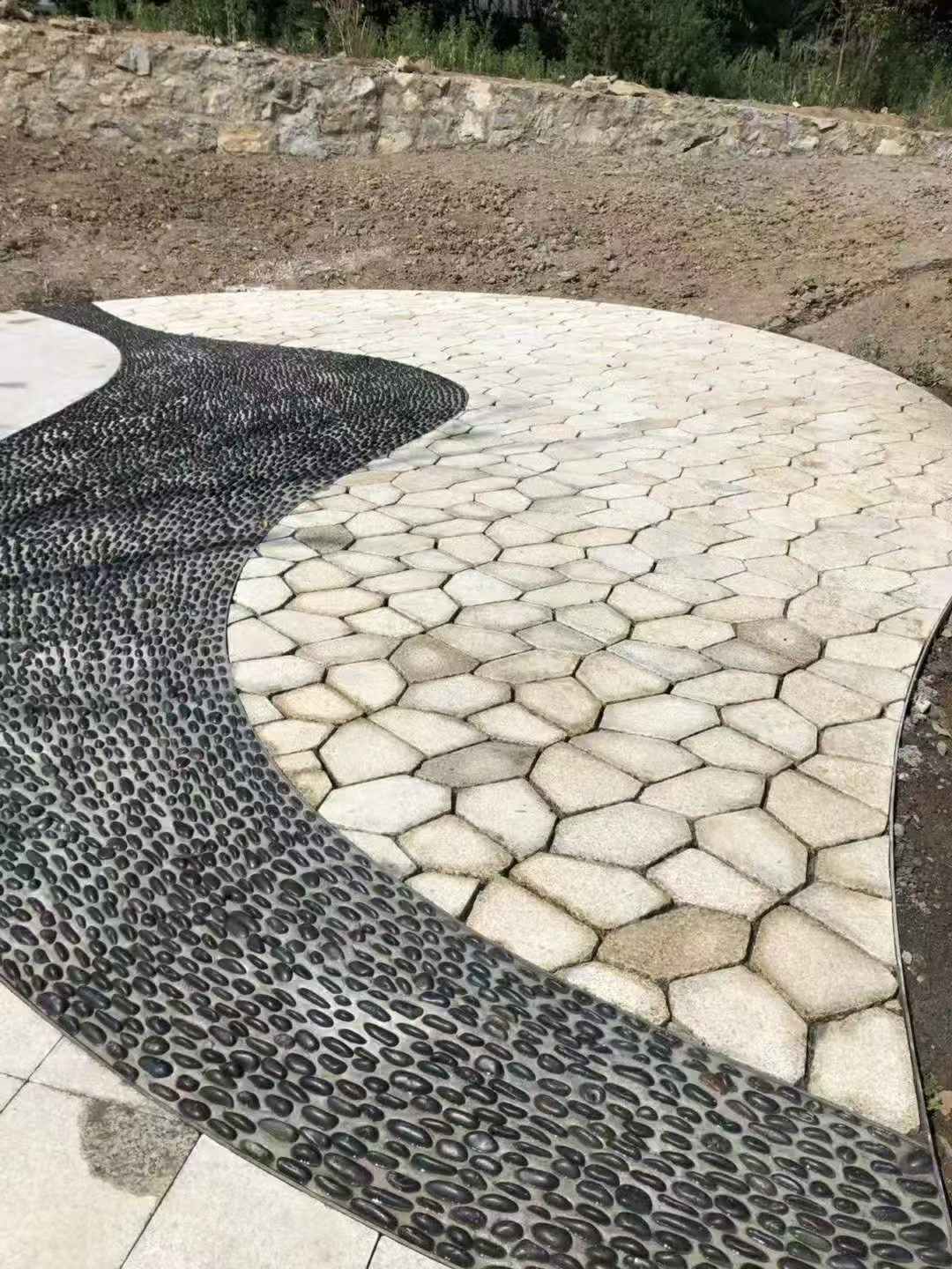 延安 黄金麻冰裂纹地铺石工地铺装案例