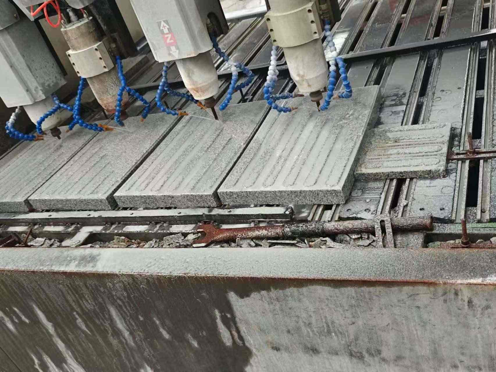 延安 芝麻白花岗岩荔枝面盲道雕刻