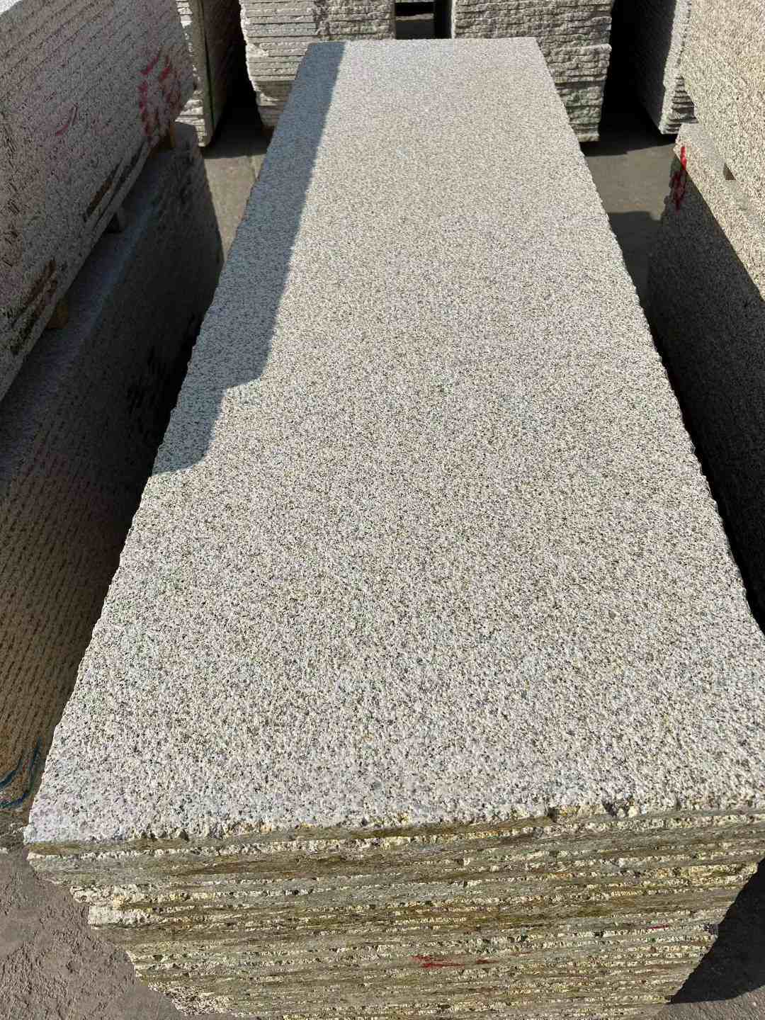 延安 黄金麻花岗岩荔枝面毛板，半成品