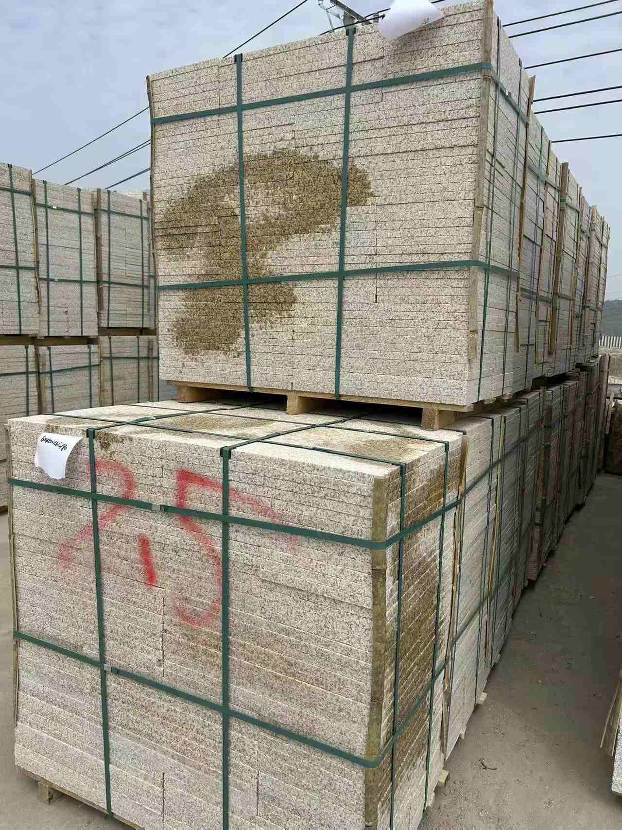 延安 黄金麻花岗岩石材荔枝面地铺石2.5*300*600