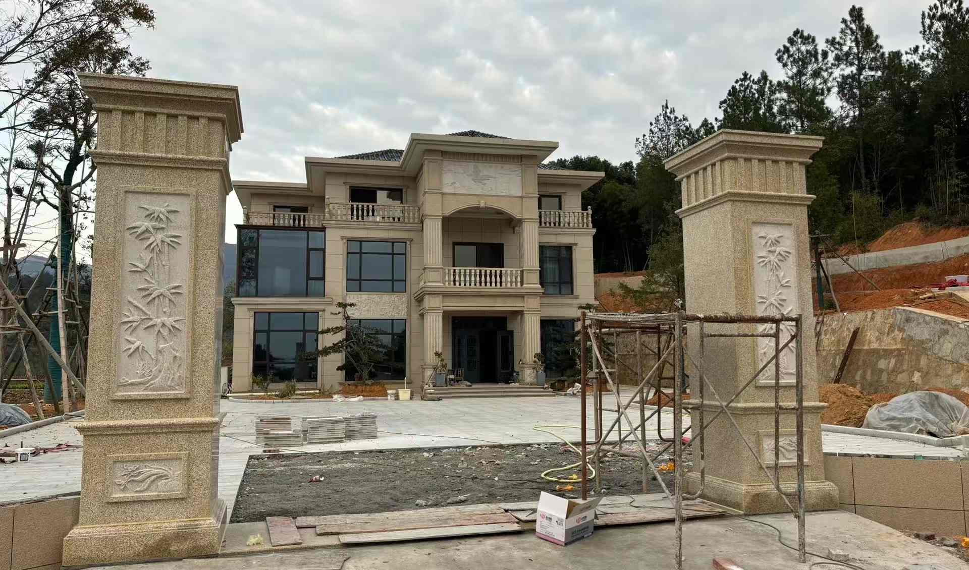 延安 黄金麻花岗岩别墅雕花外墙干挂配上门口雕花罗马柱